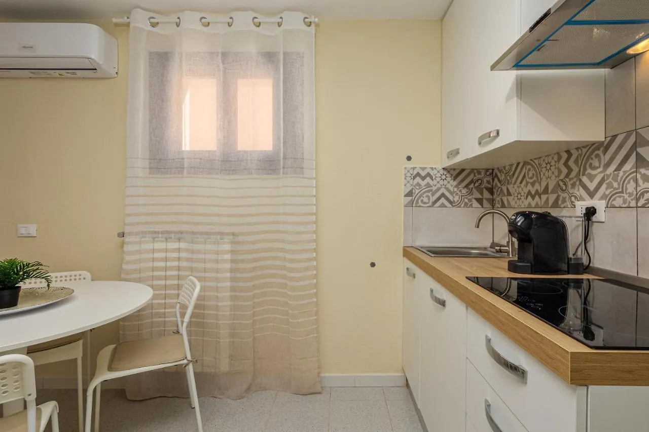 Depandance Con Piscina Villa Punta Molara Italien